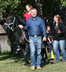 Christine Karrer mit Robert Koch und Pferd